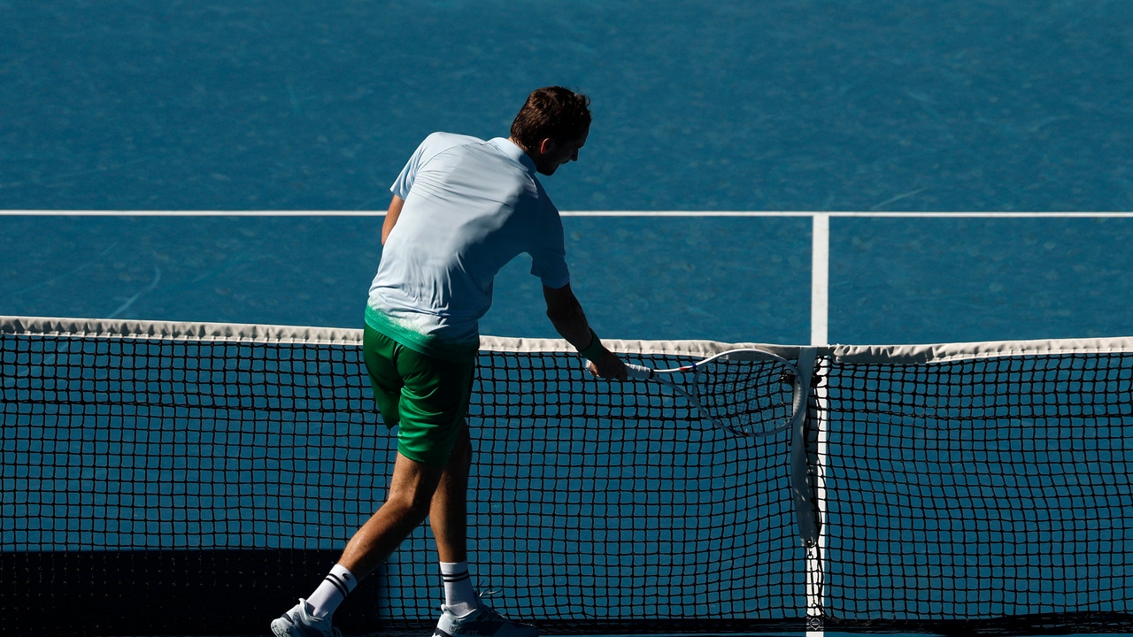 Medvedev sufre ante el 418 del mundo y acaba destrozando una cámara de televisión Medvedev sufre ante el 418 del mundo y acaba destrozando una cámara de televisión