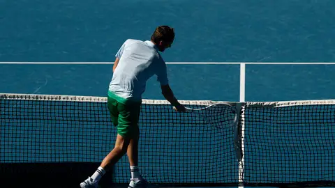 Medvedev destroza la cámara de TV fijada a la red Medvedev destroza la cámara de TV fijada a la red