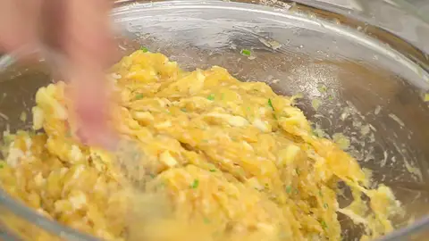 Mezcla bien, incorpora el pan bien escurrido Mezcla bien, incorpora el pan bien escurrido