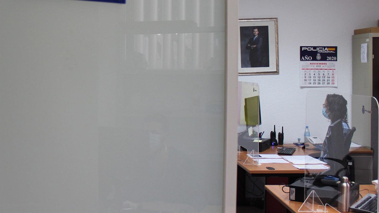 Detienen a una entrenadora en Palma para mantener una relación con un alumno menor de edad. Detienen a una entrenadora en Palma para mantener una relación con un alumno menor de edad.