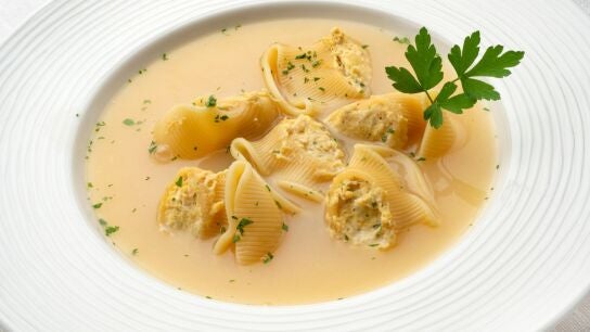 Karlos Argui&ntilde;ano: receta de sopa de galets rellenos de pollo, para combatir el fr&iacute;o