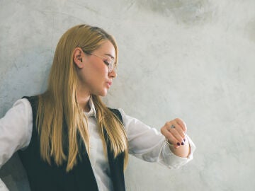 Una mujer mira el reloj