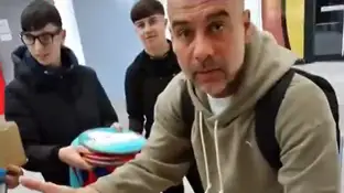El rapapolvo de Guardiola a unos jóvenes 'caza autógrafos' El rapapolvo de Guardiola a unos jóvenes 'caza autógrafos'