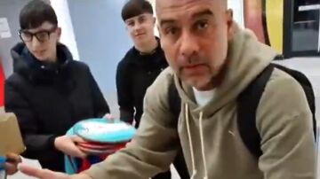 El rapapolvo de Guardiola a unos jóvenes 'caza autógrafos'