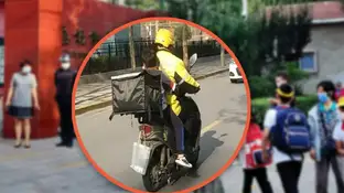 Niño con el repartidor Niño con el repartidor