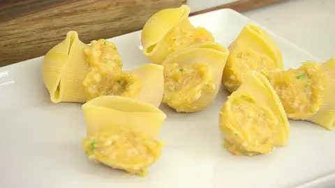 Con ayuda de una cucharilla, rellena los galets con la carne Con ayuda de una cucharilla, rellena los galets con la carne