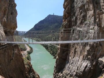 Puente colgante del caminito del rey en Álora.