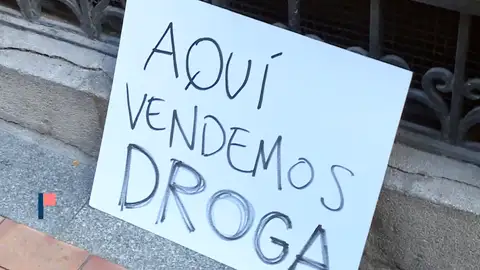 Aquí vendemos droga. Aquí vendemos droga.