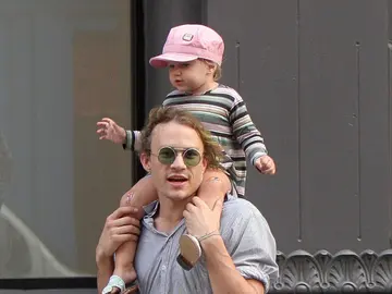 Heath Ledger con su hija Matilda Heath Ledger con su hija Matilda