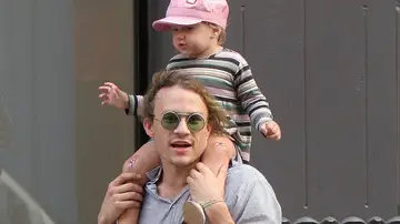 Heath Ledger con su hija Matilda Heath Ledger con su hija Matilda