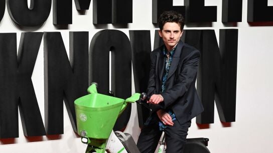 Timoth&eacute;e Chalamet llegando en bicicleta al estreno en Londres de A Complete Unknown