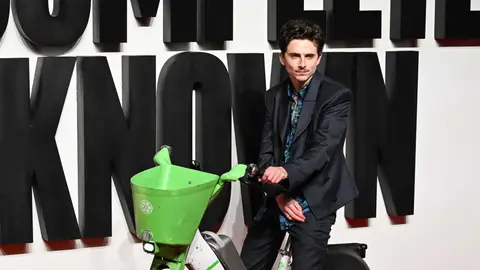 Timothée Chalamet llegando en bicicleta al estreno en Londres de A Complete Unknown Timothée Chalamet llegando en bicicleta al estreno en Londres de A Complete Unknown