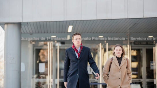 I&ntilde;igo Errej&oacute;n sale de declarar en los juzgados de Plaza de Castilla, junto a su abogada