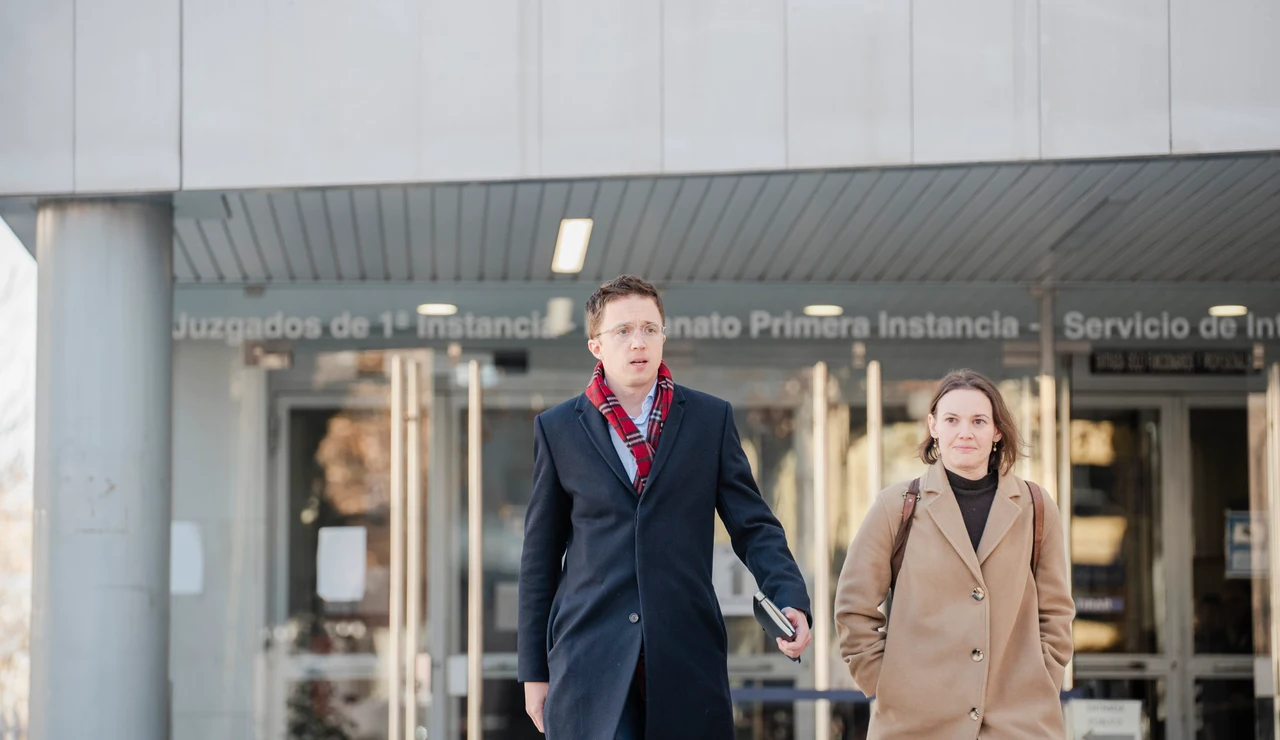 Iñigo Errejón sale de declarar en los juzgados de Plaza de Castilla, junto a su abogada