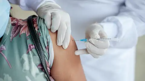 Persona vacunándose Persona vacunándose