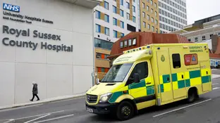 Demoledor informe del personal de enfermería sobre la saturación de los hospitales británicos Imagen de archivo de la fachada de un hospital del Servicio nacional de Salud británico
