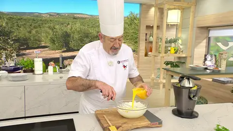 Ve batiendo los ingredientes Ve batiendo los ingredientes