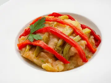 Arguiñano prepara una "receta tradicional, sana y económica" de gazpacho de papa: "No me hubiese imaginado nunca un gazpacho caliente" Arguiñano prepara una "receta tradicional, sana y económica" de gazpacho de papa: "No me hubiese imaginado nunca un gazpacho caliente"