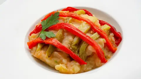 Arguiñano prepara una "receta tradicional, sana y económica" de gazpacho de papa: "No me hubiese imaginado nunca un gazpacho caliente" Arguiñano prepara una "receta tradicional, sana y económica" de gazpacho de papa: "No me hubiese imaginado nunca un gazpacho caliente"