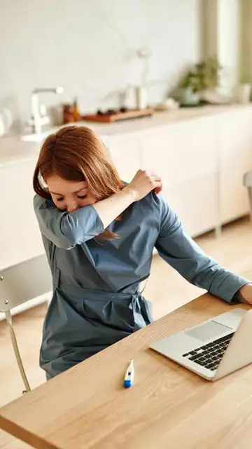 Mujer estornudando Mujer estornudando
