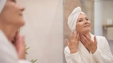 Mujer haciendo su rutina de skincare Mujer haciendo su rutina de skincare