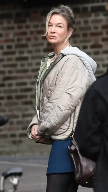 Renée Zellweger en el rodaje de Bridget Jones 4 Renée Zellweger en el rodaje de Bridget Jones 4