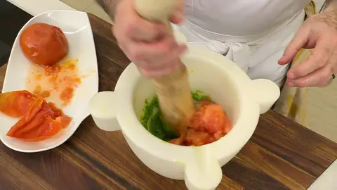 Pela los tomates, trocéalos, añádelos Pela los tomates, trocéalos, añádelos