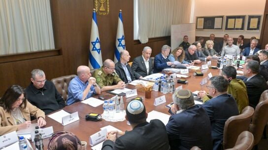 Imagen del primer ministro israel&iacute;, Benjam&iacute;n Netanyahu, presidiendo una reuni&oacute;n del Gabinete de Seguridad sobre el acuerdo de alto el fuego con Ham&aacute;s.