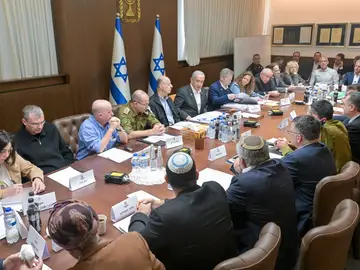 Imagen del primer ministro israelí, Benjamín Netanyahu, presidiendo una reunión del Gabinete de Seguridad sobre el acuerdo de alto el fuego con Hamás. Imagen del primer ministro israelí, Benjamín Netanyahu, presidiendo una reunión del Gabinete de Seguridad sobre el acuerdo de alto el fuego con Hamás.