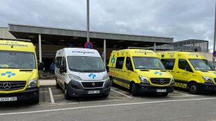 Ambulancias a las puertas de Urgencias del Hospital San Pedro de Logro&ntilde;o.