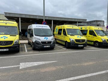 Ambulancias a las puertas de Urgencias del Hospital San Pedro de Logroño.