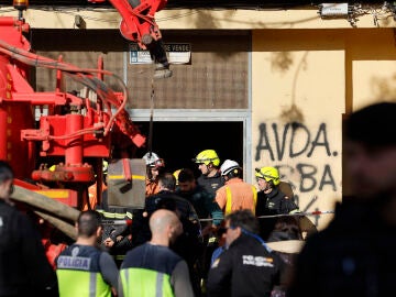 Servicios de emergencia desplazados en el lugar este sábado después de que una persona muriera y otra resultara herida al derrumbarse la escalera del garaje de un edificio situado en el municipio valenciano de Benetússer, uno de los afectados por la dana del pasado 29 de octubre.