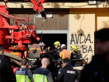 Servicios de emergencia desplazados en el lugar este sábado después de que una persona muriera y otra resultara herida al derrumbarse la escalera del garaje de un edificio situado en el municipio valenciano de Benetússer, uno de los afectados por la dana del pasado 29 de octubre. Servicios de emergencia desplazados en el lugar este sábado después de que una persona muriera y otra resultara herida al derrumbarse la escalera del garaje de un edificio situado en el municipio valenciano de Benetússer, uno de los afectados por la dana del pasado 29 de octubre.
