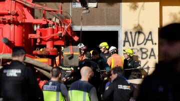 Servicios de emergencia desplazados en el lugar este sábado después de que una persona muriera y otra resultara herida al derrumbarse la escalera del garaje de un edificio situado en el municipio valenciano de Benetússer, uno de los afectados por la dana del pasado 29 de octubre.