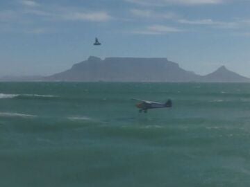 Imagen de Walker sobrevolando la avioneta