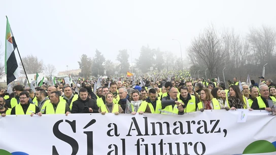 Miles de manifestantes exigen al Gobierno la continuidad de la central nuclear de Almaraz Miles de manifestantes exigen al Gobierno la continuidad de la central nuclear de Almaraz