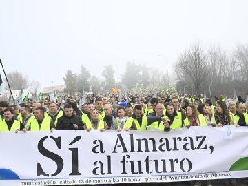 Miles de manifestantes exigen al Gobierno la continuidad de la central nuclear de Almaraz