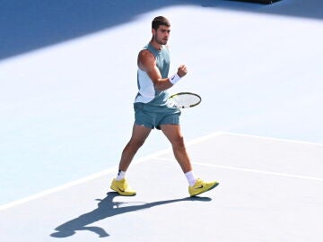 Alcaraz celebra un punto durante el partido ante Draper en el Open de Australia