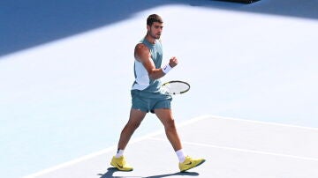 Alcaraz celebra un punto durante el partido ante Draper en el Open de Australia