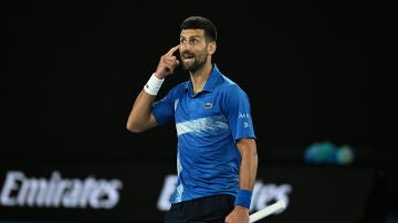 Novak Djokovic hace un gesto durante el partido ante Lehecka en Australia