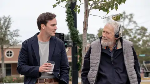 Nicholas Hoult y Clint Eastwood en Juror N. 2 Nicholas Hoult y Clint Eastwood en Juror N. 2