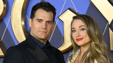 Henry Cavill y su novia Natalie Viscuso Henry Cavill y su novia Natalie Viscuso