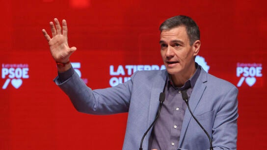 El secretario general del PSOE y presidente del Gobierno, Pedro S&aacute;nchez (c), durante su intervenci&oacute;n en la clausura el XV Congreso del PSOE de Extremadura. 