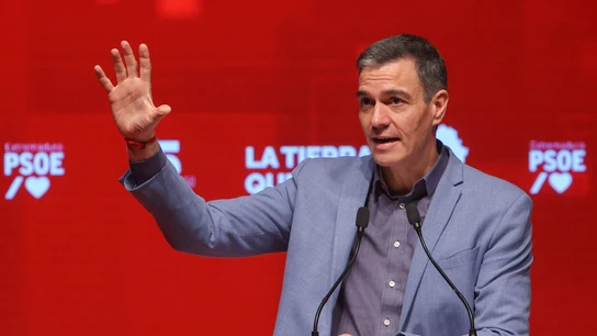 El secretario general del PSOE y presidente del Gobierno, Pedro Sánchez (c), durante su intervención en la clausura el XV Congreso del PSOE de Extremadura. El secretario general del PSOE y presidente del Gobierno, Pedro Sánchez (c), durante su intervención en la clausura el XV Congreso del PSOE de Extremadura.