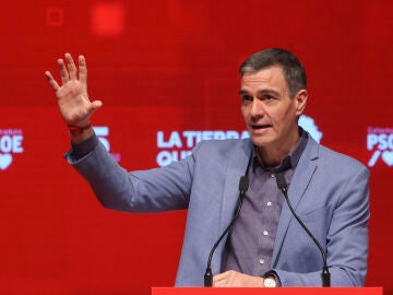 El secretario general del PSOE y presidente del Gobierno, Pedro Sánchez (c), durante su intervención en la clausura el XV Congreso del PSOE de Extremadura. 