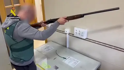 Detenido en Alicante por disparar con una escopeta desde el balcón de su vivienda Detenido en Alicante por disparar con una escopeta desde el balcón de su vivienda