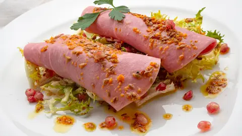 Ensalada de mortadela, escarola, aguacate y granada: fácil, ligera y económica Ensalada de mortadela, escarola, aguacate y granada: fácil, ligera y económica