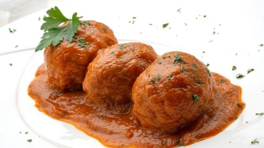 Alb&oacute;ndigas con salsa de cebolla, "la receta que vais a repetir" de Karlos Argui&ntilde;ano