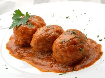 Alb&oacute;ndigas con salsa de cebolla, "la receta que vais a repetir" de Karlos Argui&ntilde;ano