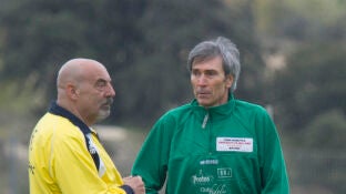 Joaqu&iacute;n Ramos Marcos, junto a Lobo Carrasco en un partido ben&eacute;fico en 2014